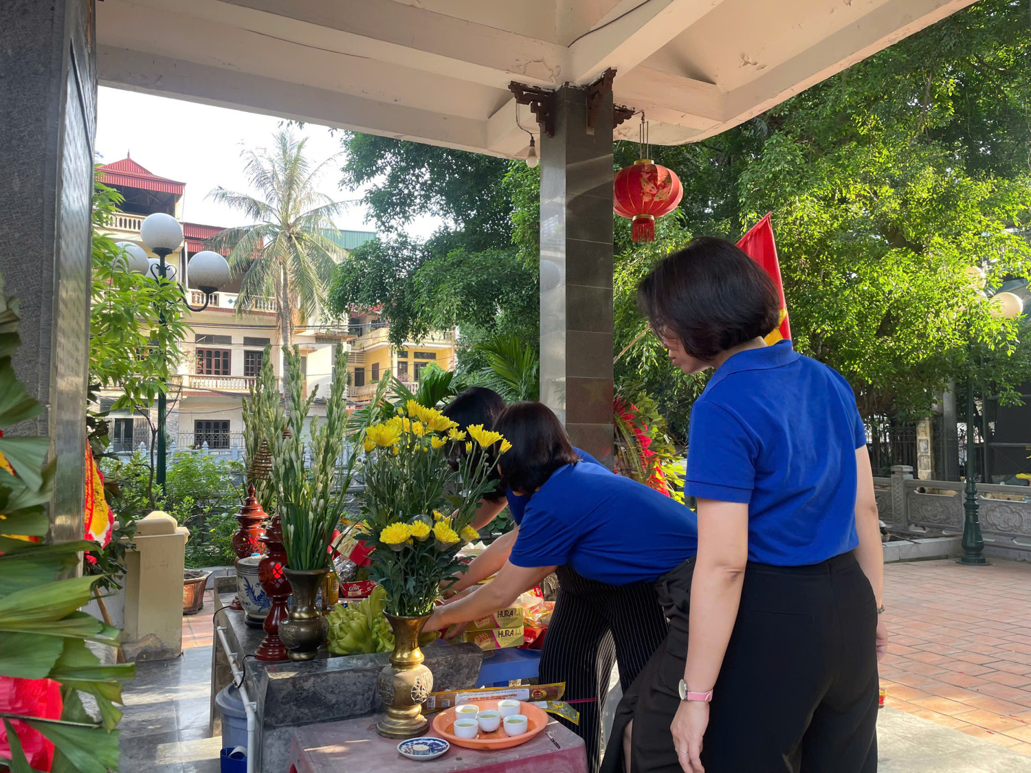 Các đồng chí trong Chi đoàn chuẩn bị cho lễ dâng hương