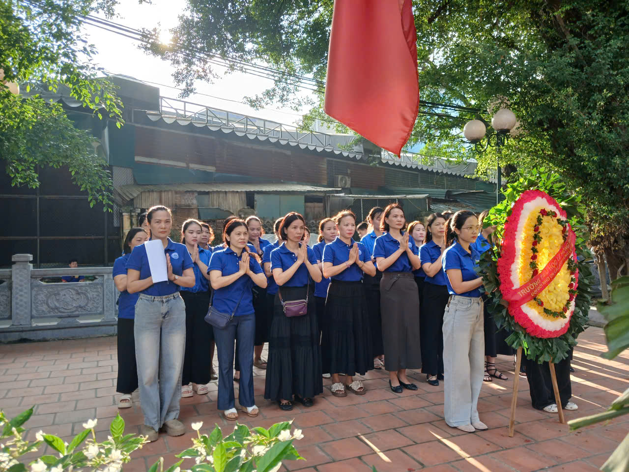 Ban Giám hiệu, nhân viên, giáo viên dâng hương